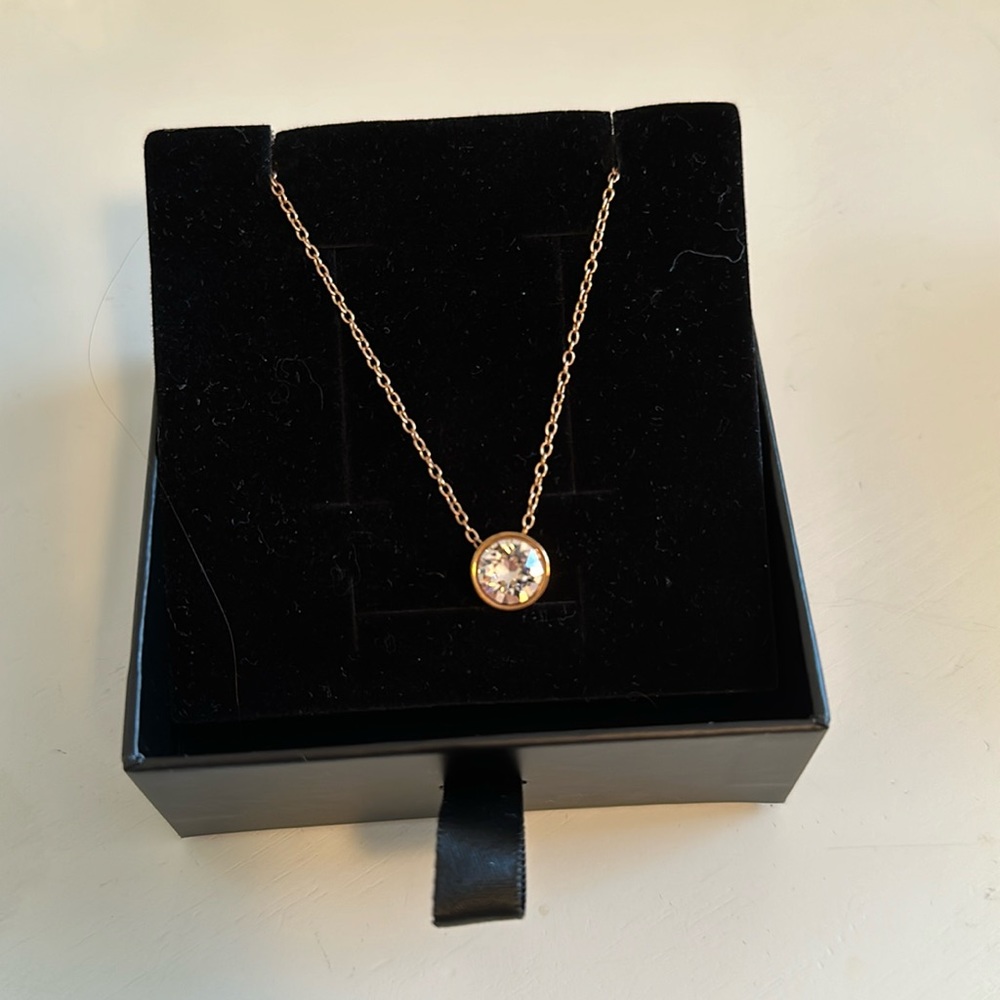 Gold necklace with stone.